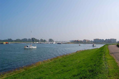 020 Comfortabele 6 persoons vakantiewoning met royale tuin en veranda