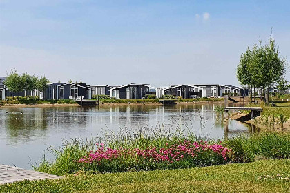 008 Moderne 4 persoons vakantiewoning met uitzicht op water in Wemeldinge