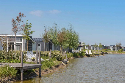 012 Moderne 4 persoons vakantiewoning met uitzicht op water in Wemeldinge