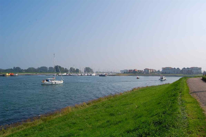 023 Mooie sfeervolle 8 persoons woning op 100 meter van Oosterschelde met hottub en sauna