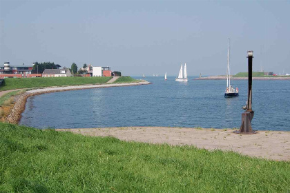 027 Mooie sfeervolle 8 persoons woning op 100 meter van Oosterschelde met hottub en sauna