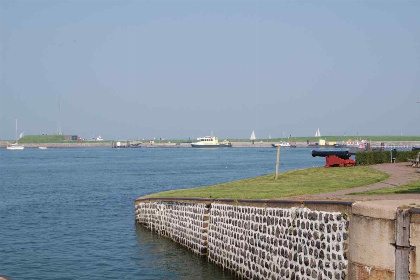 028 Mooie sfeervolle 8 persoons woning op 100 meter van Oosterschelde met hottub en sauna