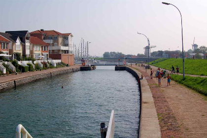 029 Mooie sfeervolle 8 persoons woning op 100 meter van Oosterschelde met hottub en sauna