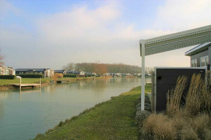 015 NIEUW: Gezellige 4 persoons woning aan het water in Wemeldinge vlakbij de Oosterschelde