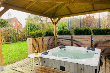 012 Prachtige 8 persoons vakantiewoning met sauna, hottub en ruime tuin