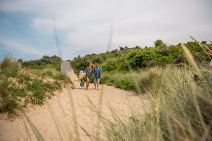 018 Moderne 4 persoons vakantiewoning op 500 meter van het strand