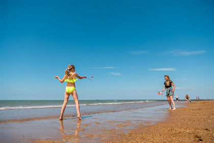 020 Moderne 4 persoons vakantiewoning op 500 meter van het strand