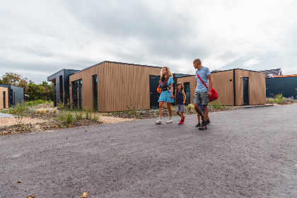 021 Moderne 4 persoons vakantiewoning op 500 meter van het strand