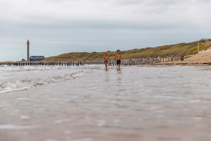 033 Moderne 4 persoons vakantiewoning op 500 meter van het strand