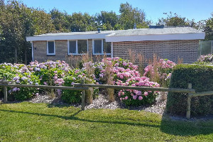 Sfeervolle 4 persoons bungalow met ruime tuin onderaan de duinen in Westkapelle