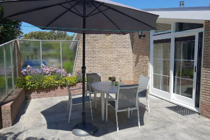 019 Sfeervolle 4 persoons bungalow met ruime tuin onderaan de duinen in Westkapelle