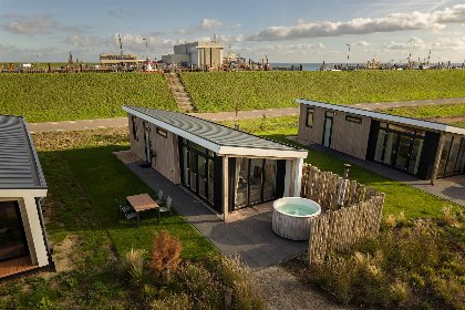 016 Zeebries | Hottub 