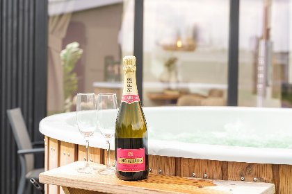 018 Zeebries | Hottub 