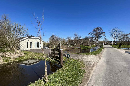 003 Vrijstaande 4 persoons chalet aan het water bij Alphen aan den Rijn