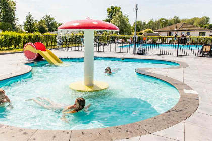 009 Modern vakantiehuis voor 6 personen met bubbelbad en sauna op Parc de Ijsselhoeve