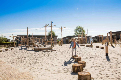 016 4 persoons strandhuis op park met zwembad en internet