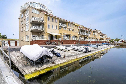 018 Heerlijk 4 persoons vakantiehuis direct aan de jachthaven in Ouddorp, vlakbij Zeeland