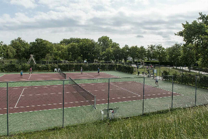 018 Heerlijk 6 persoons vakantiehuis met grote tuin, vlakbij het strand en het mooie Ouddorp