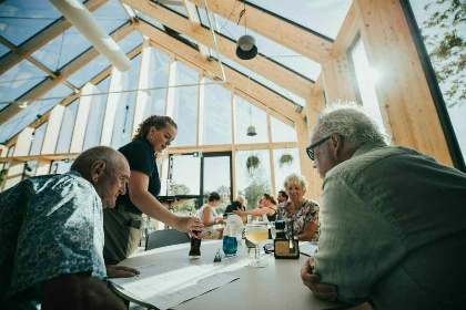 025 Luxe 10 persoons vakantiehuis in Ouddorp nabij het strand