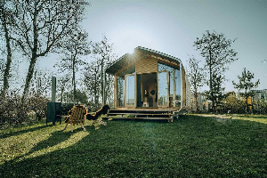 Minimalistisch 4 persoons cabin in Ouddorp en dichtbij het Noordzeestrand