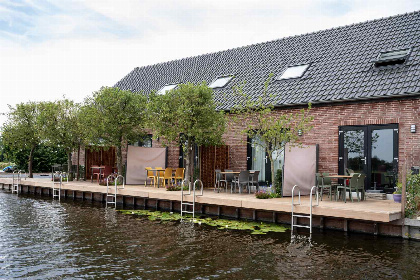 005 Geschakeld 10 persoons vakantiehuis aan het water in Roelofarendsveen