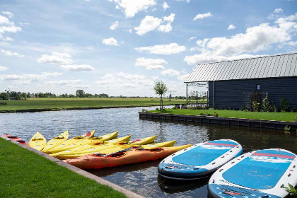 037 Geschakeld 10 persoons vakantiehuis aan het water in Roelofarendsveen