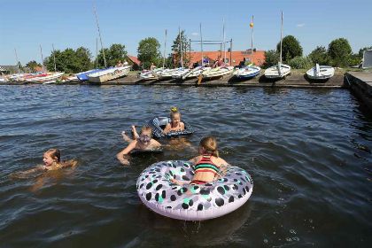 027 Vrijstaand 4 persoons vakantiehuis op vakantiepark de Wijde Aa in Roelofarendsveen