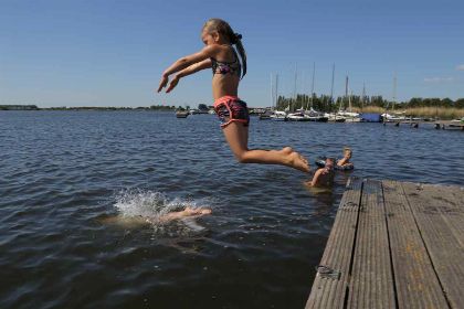 018 Vrijstaand 5 persoons vakantiehuis op een leuk familiepark in Roelofarendsveen!