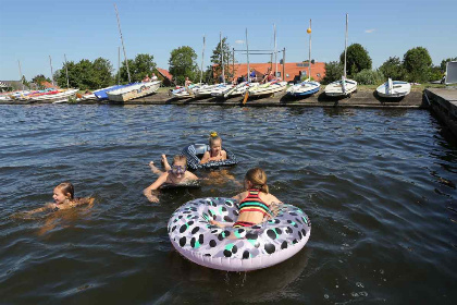 028 Vrijstaand 5 persoons vakantiehuis op een leuk familiepark in Roelofarendsveen!