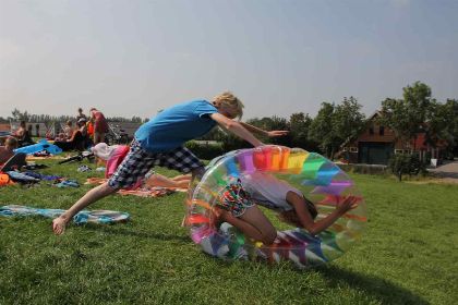 030 Vrijstaand 5 persoons vakantiehuis op een leuk familiepark in Roelofarendsveen!