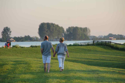 031 Vrijstaand 5 persoons vakantiehuis op een leuk familiepark in Roelofarendsveen!