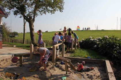 033 Vrijstaand 5 persoons vakantiehuis op een leuk familiepark in Roelofarendsveen!