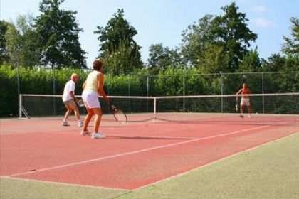 037 Vrijstaand 5 persoons vakantiehuis op een leuk familiepark in Roelofarendsveen!