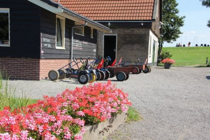 040 Vrijstaand 5 persoons vakantiehuis op een leuk familiepark in Roelofarendsveen!