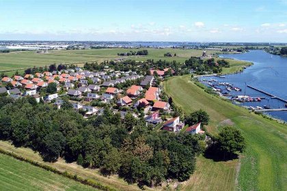 042 Vrijstaand 5 persoons vakantiehuis op een leuk familiepark in Roelofarendsveen!