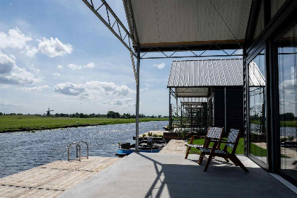 006 Vrijstaande 4 6 persoons vakantievilla aan het water in Roelofarendsveen