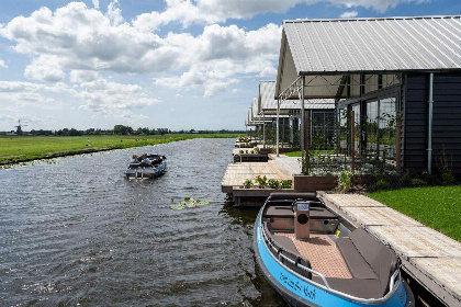 011 Vrijstaande 4 6 persoons vakantievilla aan het water in Roelofarendsveen