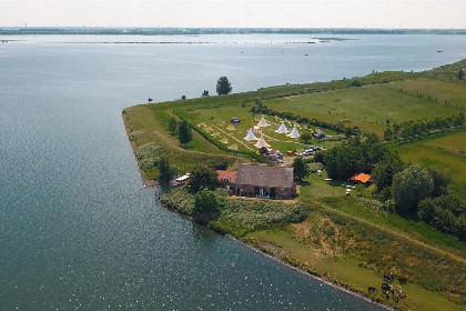 010 Eiland kamer (inclusief ontbijt)