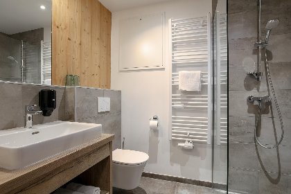 025 Apart33 Top 2 15